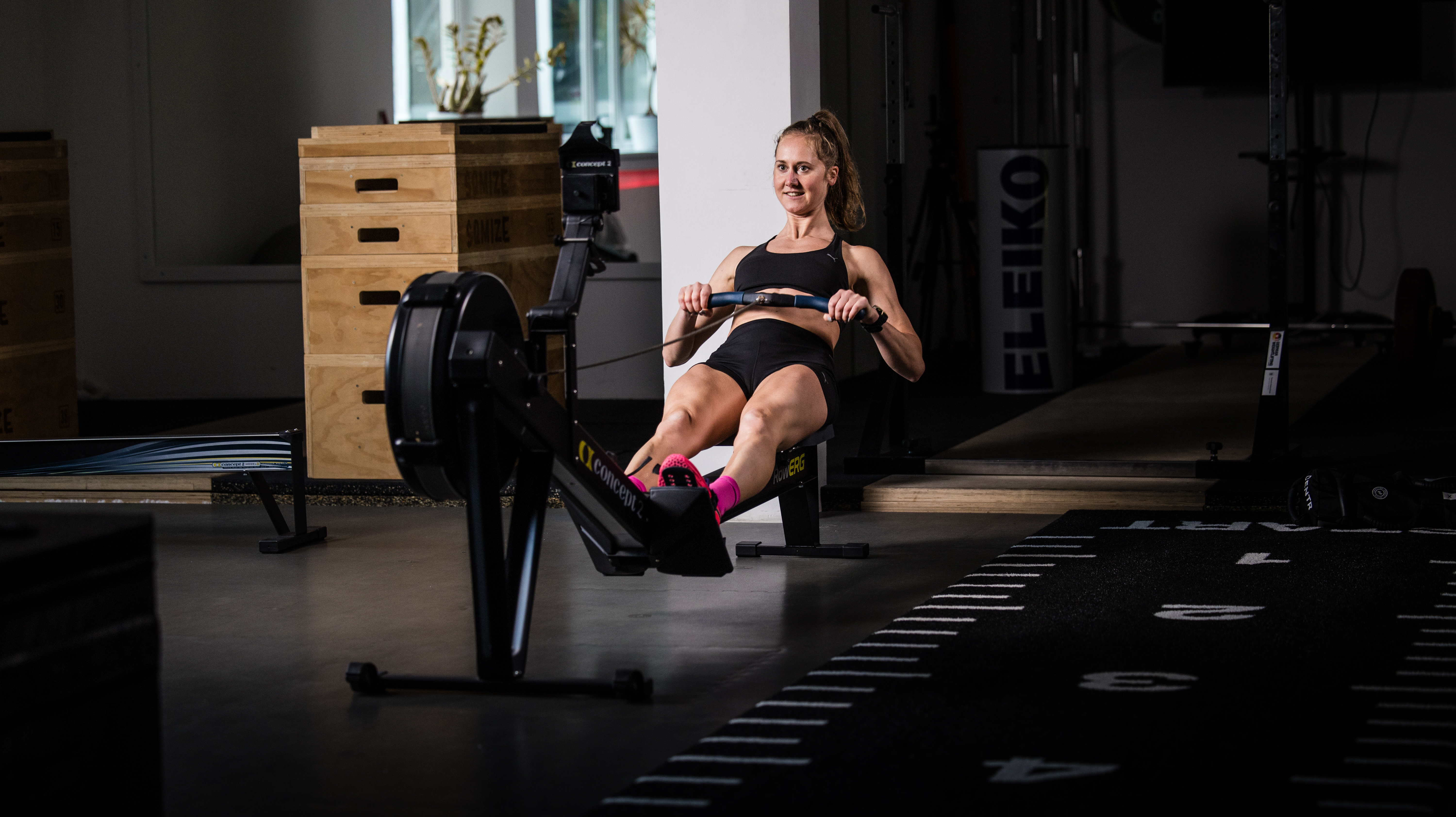 Linda Meier auf dem RowErg beim Training