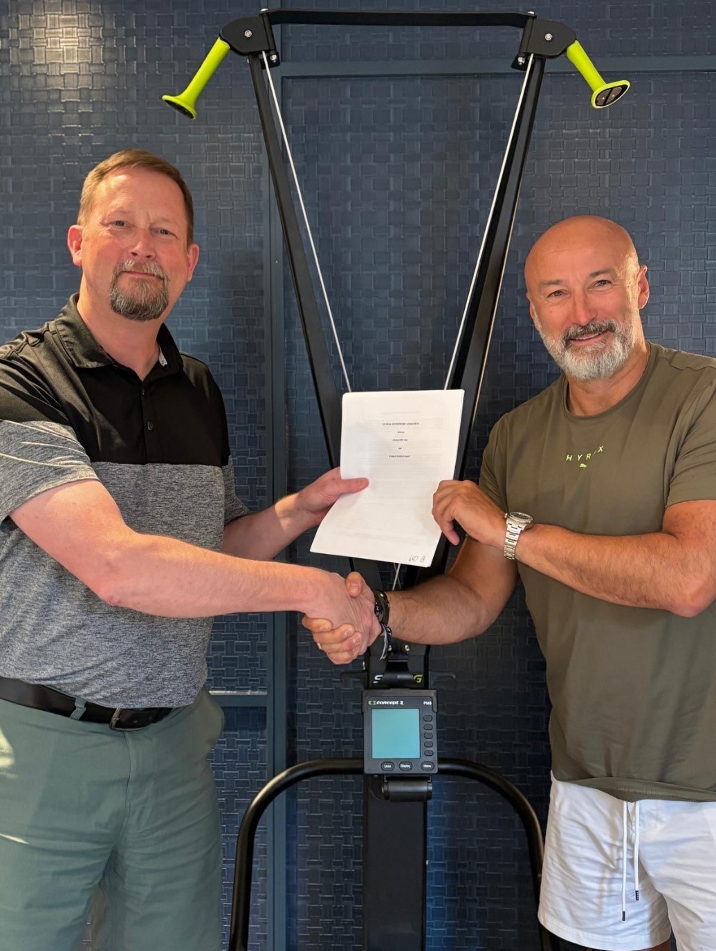 Glenn Dwyer (Concept2) and Christian Toetzke (HYROX) signing the new partnership agreement.